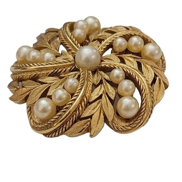 Trifari Crown Over T Gold Tone Faux Pearl Laurel Leaf Round Brooch, Signed M747 - Picture 2 of 7